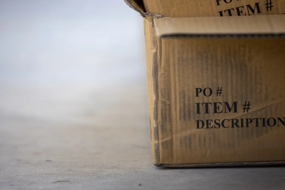 Caja de cartón sellada y rotulada, lista para mudanza