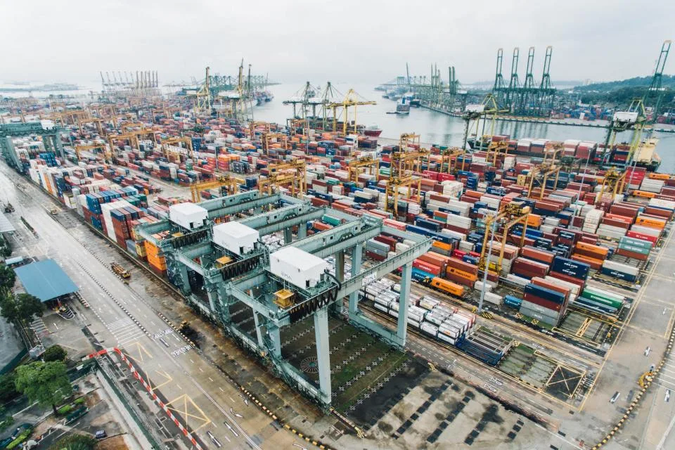 Vista aérea de un puerto con patios de contenedores y grúas