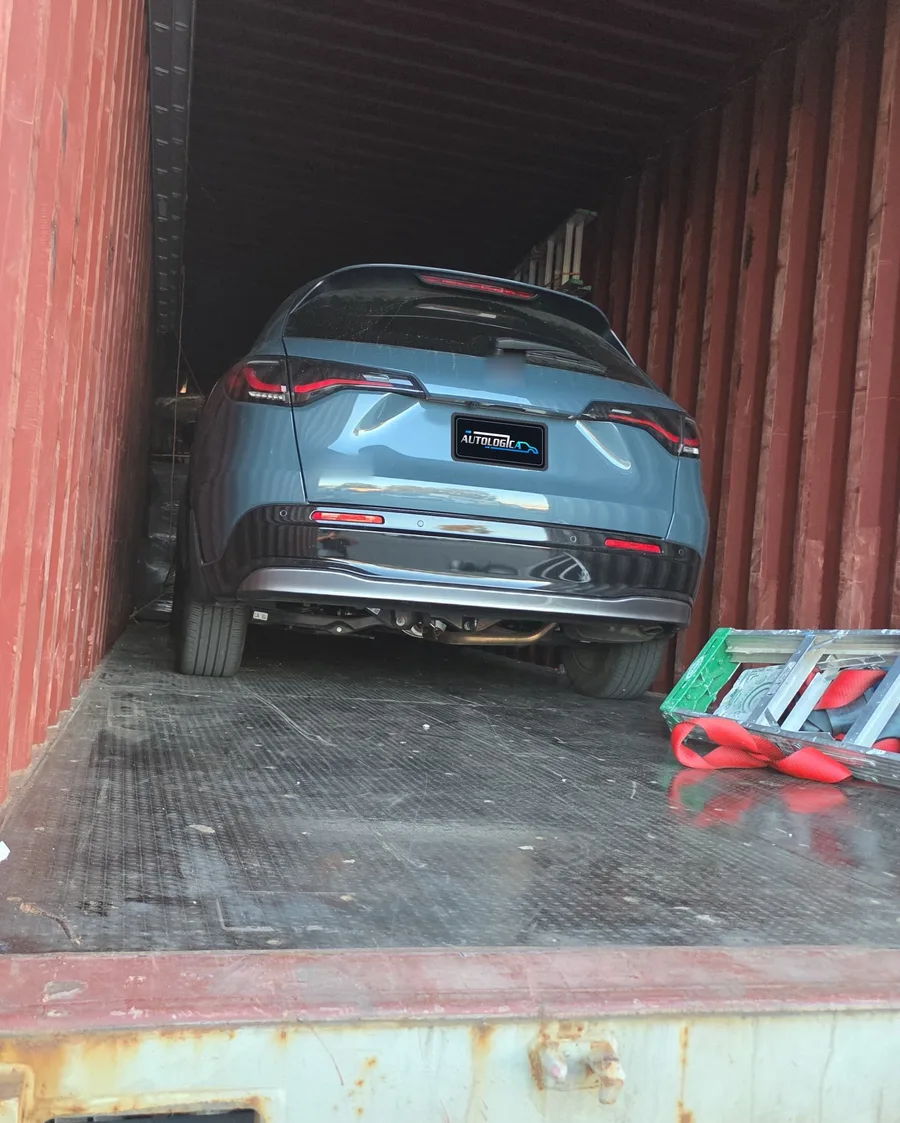 Vehículo cargado al fondo de un contenedor, listo para el viaje